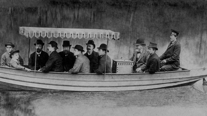 In August 1886, Gottlieb Daimler and Wilhelm Maybach undertook the first test drives with Daimler motorboats on the Neckar near Cannstatt. The photo shows Daimler and Maybach (3rd and 2nd from the right) sitting directly by the engine housing of the “Neckar”
